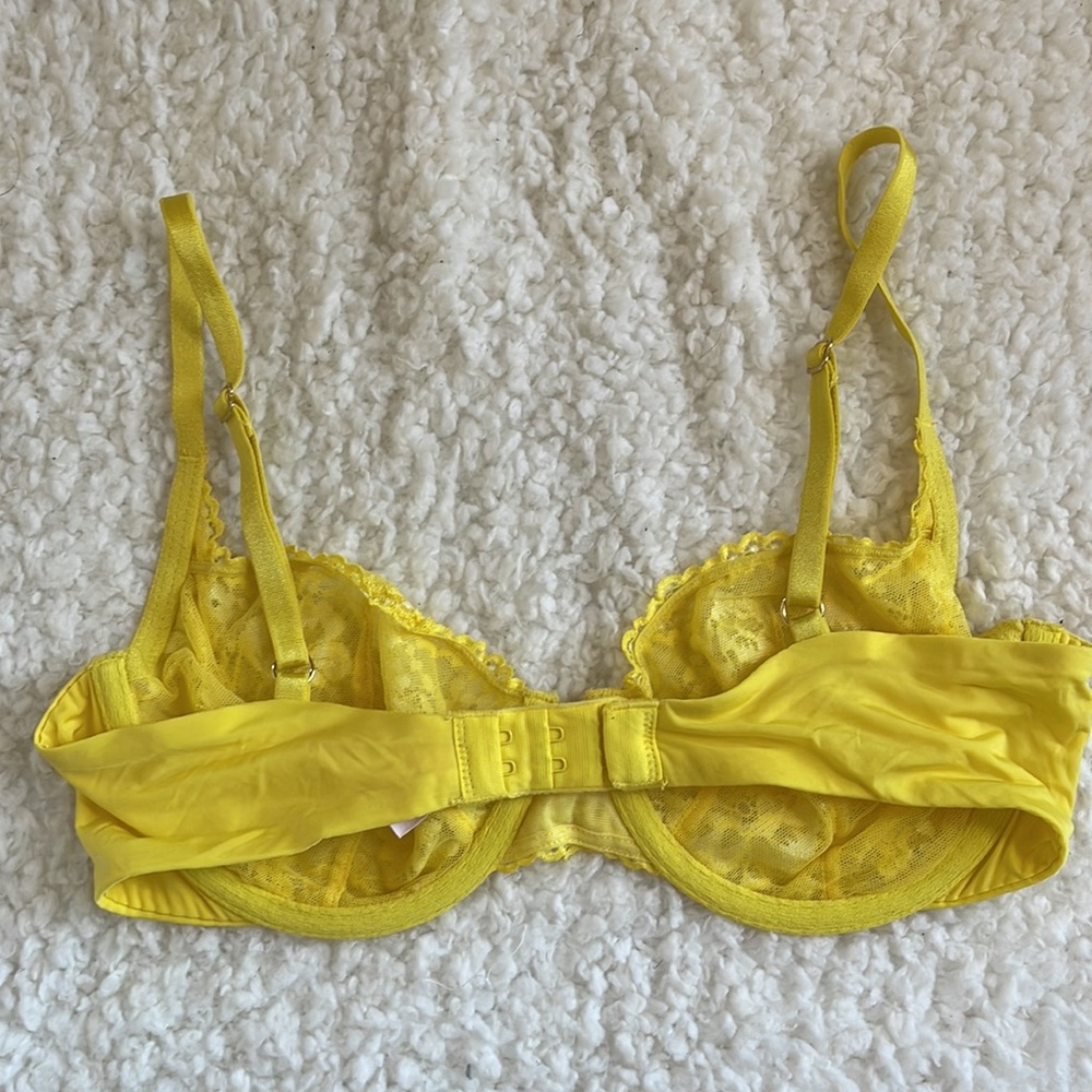Victoria’s Secret Lace Bra with Underwire - Picture 2 of 5